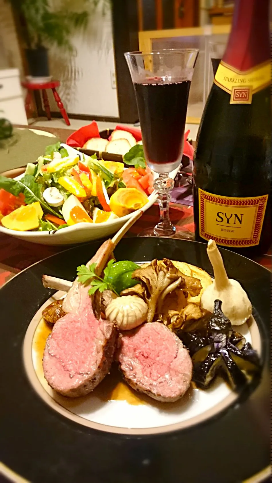 仔羊のロースト🍖フォンドボーソース&サラダ🍴
ワインは赤い泡で🍷|ナムナムさん