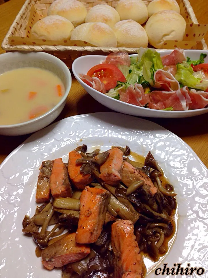 秋の食卓  第二夜
アッツさんの鮭のんをメインに🍻|川上千尋さん