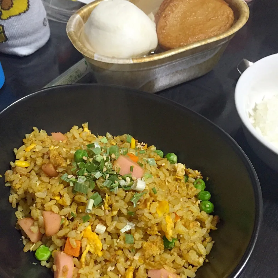 Snapdishの料理写真:今日の晩ご飯は、カレー炒飯、コンビニおでん。|ゆえさん