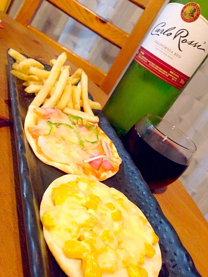 1週間お疲れ様です〜😄🍷✨帰宅遅くなって、夕飯簡単に🍕ミニピザは子供好きだからね〜🎵コーンマヨとスタンダード、あとはポテト揚げただけ😜ぺこぺこのお腹もあっとゆーまに満腹ジャンク😅|アイさん