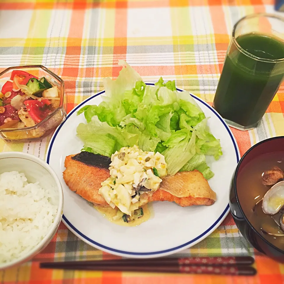 Snapdishの料理写真:おうち夜ごはん(*´╰╯`๓)♬
#鮭ムニエル #タルタルソース手作り #タコマリネ #あさりの味噌汁 #青汁 #明日から6連勤|Sah.Ahamさん