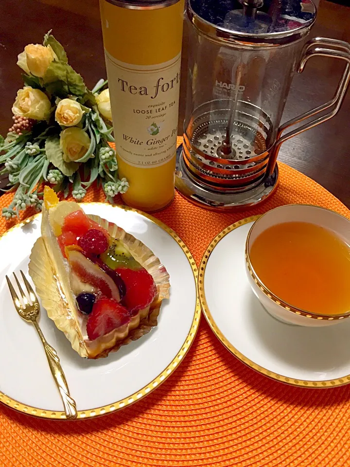 Snapdishの料理写真:FASCINOのケーキ🍰☕️とティフォルテの紅茶頂きまーす。無花果・苺・キウイ・ブルーベリー・フルーツがいっぱい💓|ジャスミンさん