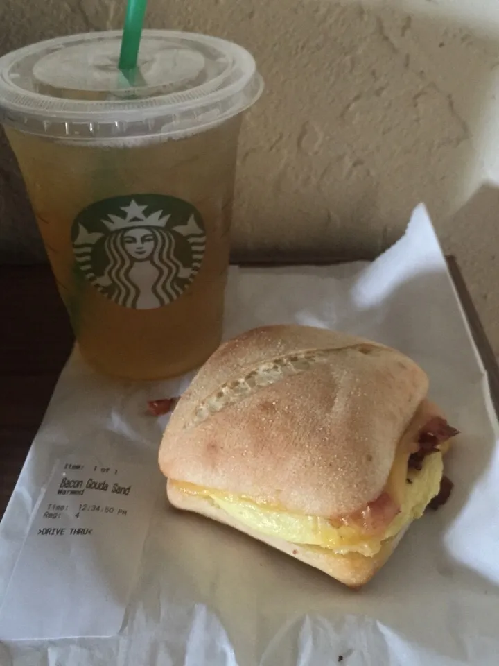 Bacon Gouda Artisan Breakfast Sandwich w/ Peach Green Ice Tea|Richard Thompsonさん