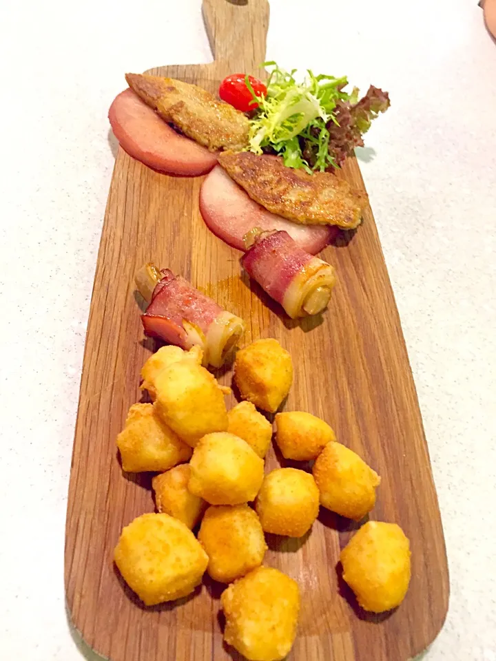 French foie gras with poached pear in red wine, fried diced tofu, bacon & mushroom|Sky Blueさん