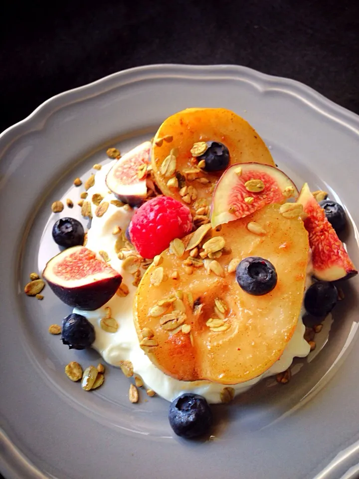 Caramelized pears with Greek yogurt, homemade granola and fresh fruits|coxiella24さん