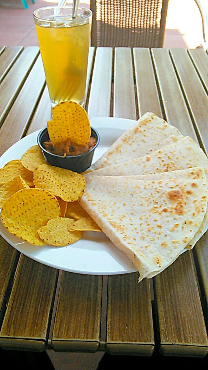 Simple quesadilla with chips and jalapeño beans, along with a green peach tea.|Chef-Jonathan TRさん