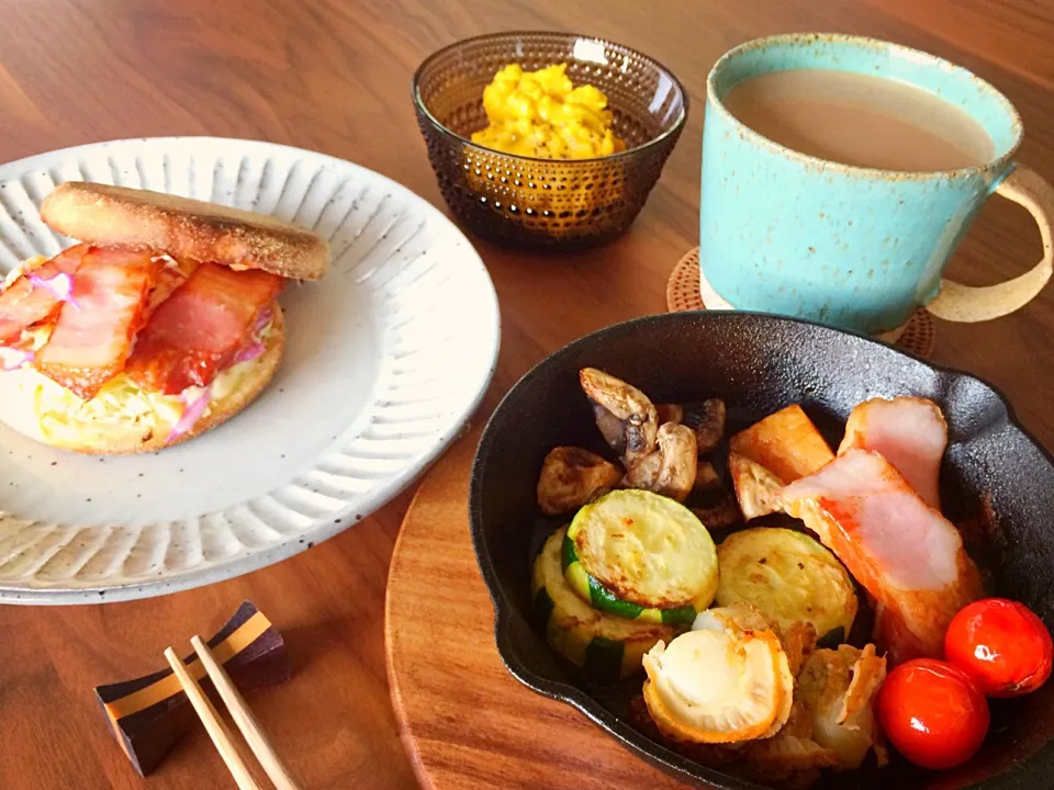 燻製ベーコンとキャベツのホットサンド、カボチャとくるみのサラダ、焼き野菜プレートの朝ごはん|こんぶさん