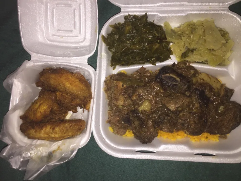 Yellow rice, short ribs, chicken wings, collard greens & cabbage|Richard Thompsonさん