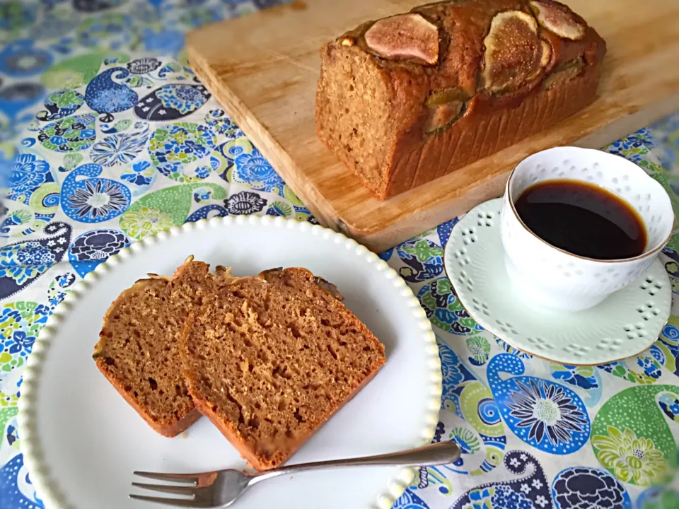 Snapdishの料理写真:季節のフルーツとパームシュガーのヘルシーケーキ(静岡産イチジク)＊しっとりバージョン|Akiさん