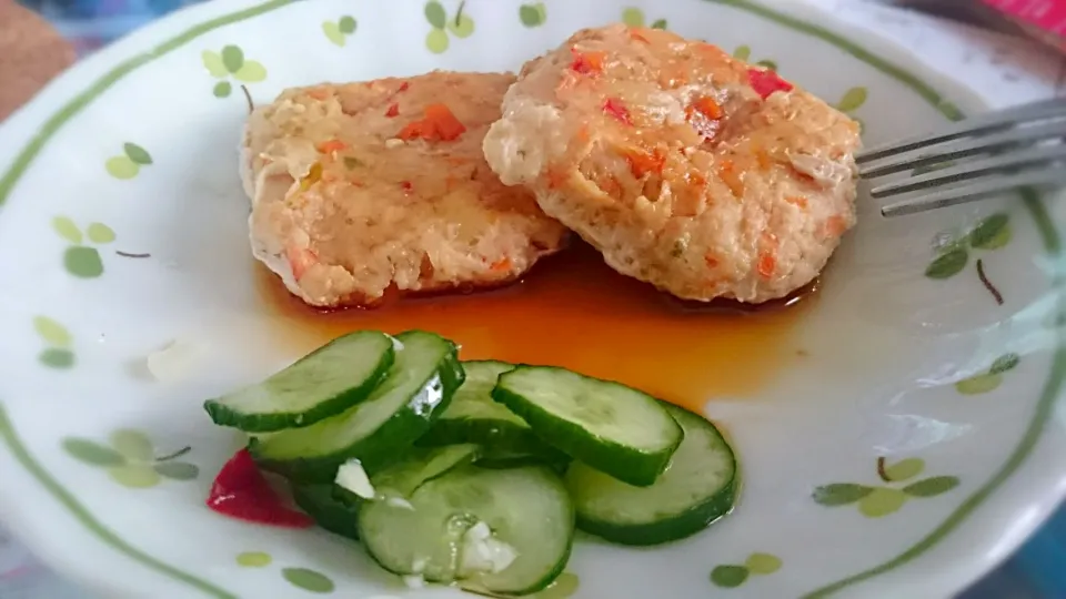 Homemade chicken tofu burger with chilled spicy cucumbers|Maiさん