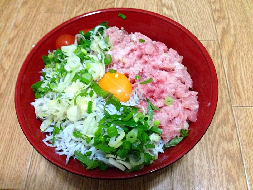 シラスとすき身の薬味たっぷり乗せ丼♥️黄身を添えて|ちゃびきゅさん