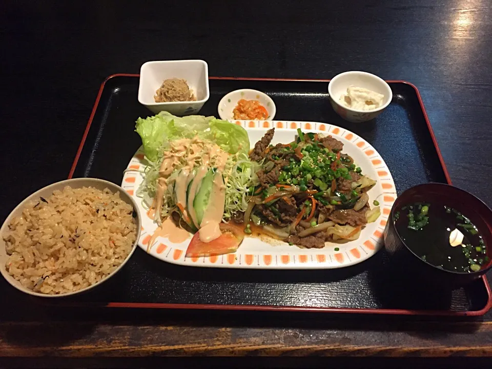 焼肉定食。米はジューシー|麦汁さん