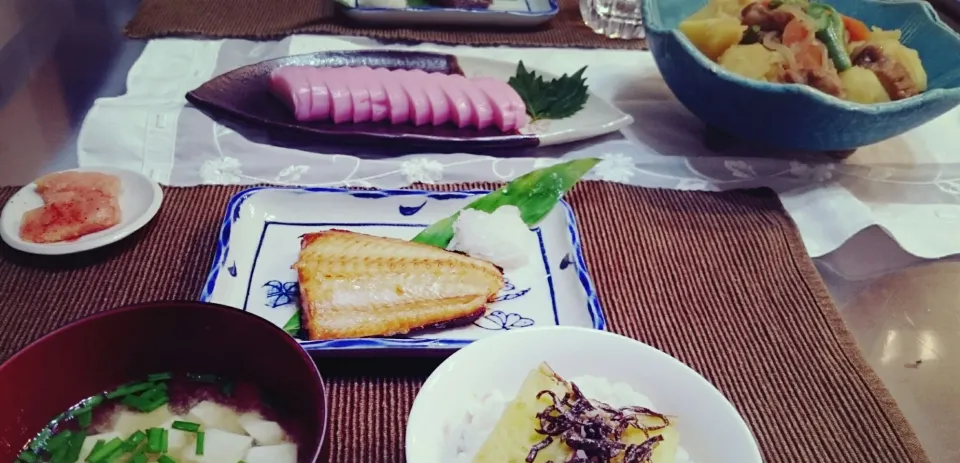 秋🍁和食な晩御飯🌃🍴 さつま芋ごはん🍚、ほっけ、肉じゃがじゃなくて麩ジャカ|らんちゃんさん