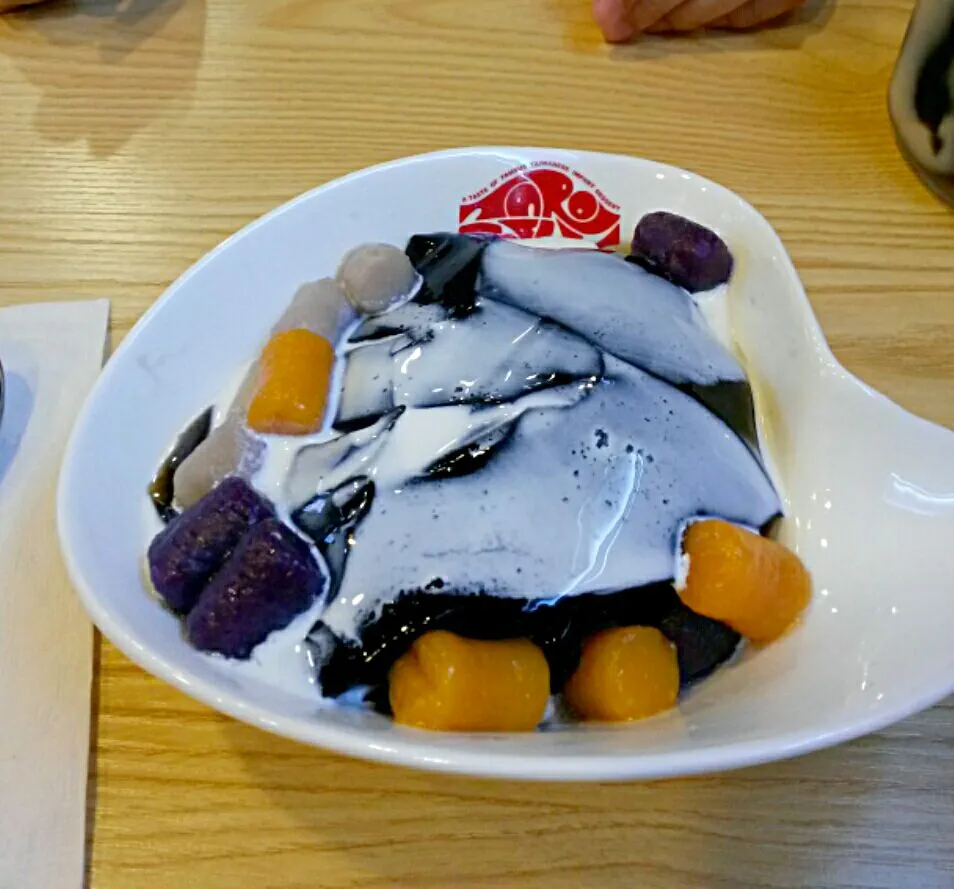 Taiwanese Dessert Taro Ball with Black Jelly|Jeab Lertさん