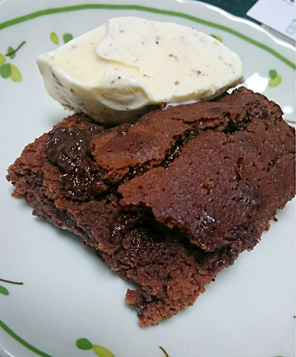 Fudge brownies with a scoop of choco-vanilla ice cream|Maiさん