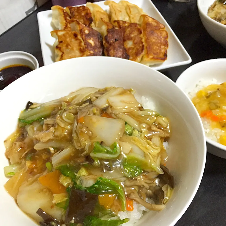 Snapdishの料理写真:今日の晩ご飯は、中華丼、お惣菜の焼き餃子。|ゆえさん