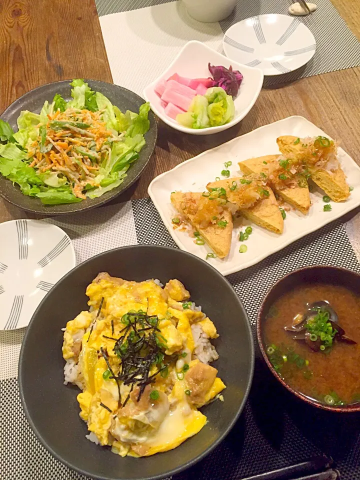 今日は冷蔵庫にある物で、親子丼、油揚げのサクサク焼き、ごぼうサラダ、お漬物、しじみのお味噌汁🍃|まみりんごさん