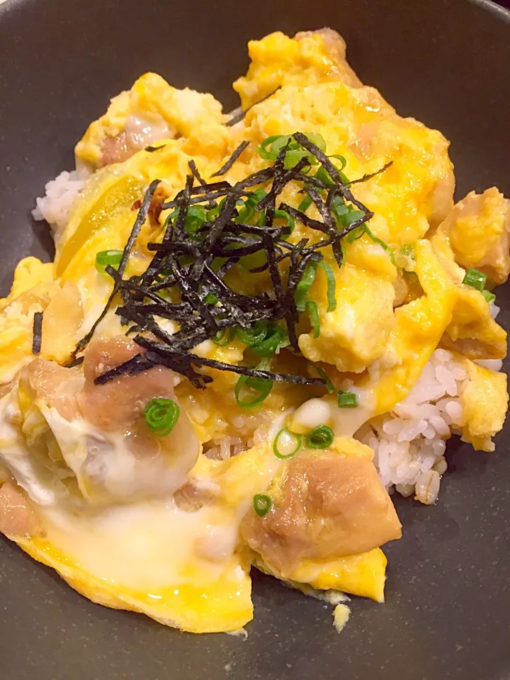 Snapdishの料理写真:冷蔵庫にある物で、親子丼💛|まみりんごさん