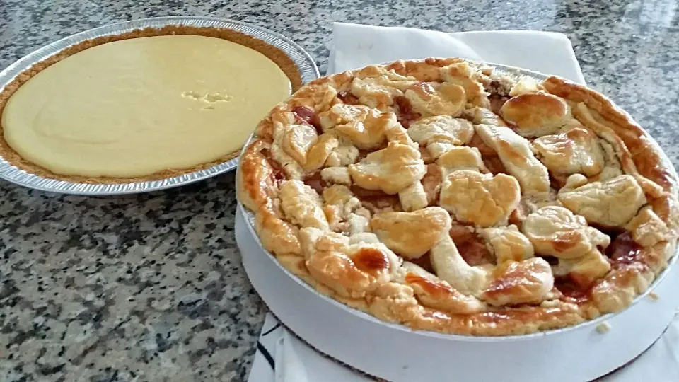 key lime pie and apple pie|Majette LAさん