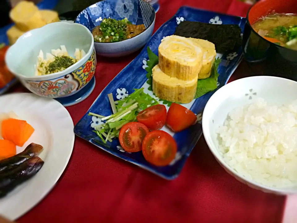 休日のブランチ❤️土鍋ご飯に豚汁、自家製ぬか漬けにだし巻に、納豆。
和食ってホッとしますね。😊|ナタママさん