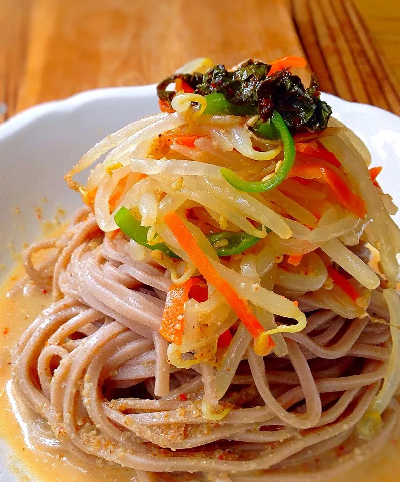 休日昼ごはん   ピリ辛冷たいお蕎麦 豆乳とゴマのスープ|砂雪さん