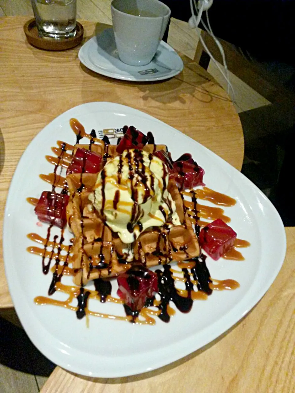 Waffle Choco Strawberries|Jeab Lertさん