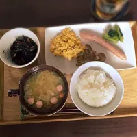 Snapdishの料理写真:朝ごはん。 ❇︎スクランブルエッグ ❇︎バジルのレモンのウィンナー ❇︎マイタケのグリル ❇︎プチトマト ❇︎野菜スープ ❇︎残り物ひじき（盛り付け汚い）|ハリーさん