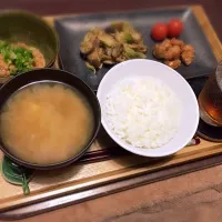 ❇︎ナスとキャベツの味噌炒め
❇︎膝軟骨の唐揚げ
❇︎プチトマト
❇︎納豆
❇︎大根と玉ねぎと豆腐のお味噌汁|ハリーさん