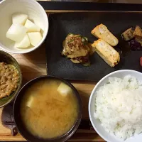 Snapdishの料理写真:❇︎ピーマンの肉詰め ❇︎だし巻き卵 ❇︎焼きナス ❇︎梅干し ❇︎納豆 ❇︎豆腐とジャガイモのお味噌汁❇︎梨|ハリーさん