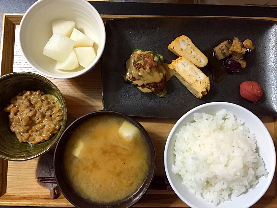 Snapdishの料理写真:❇︎ピーマンの肉詰め ❇︎だし巻き卵 ❇︎焼きナス ❇︎梅干し ❇︎納豆 ❇︎豆腐とジャガイモのお味噌汁❇︎梨|ハリーさん