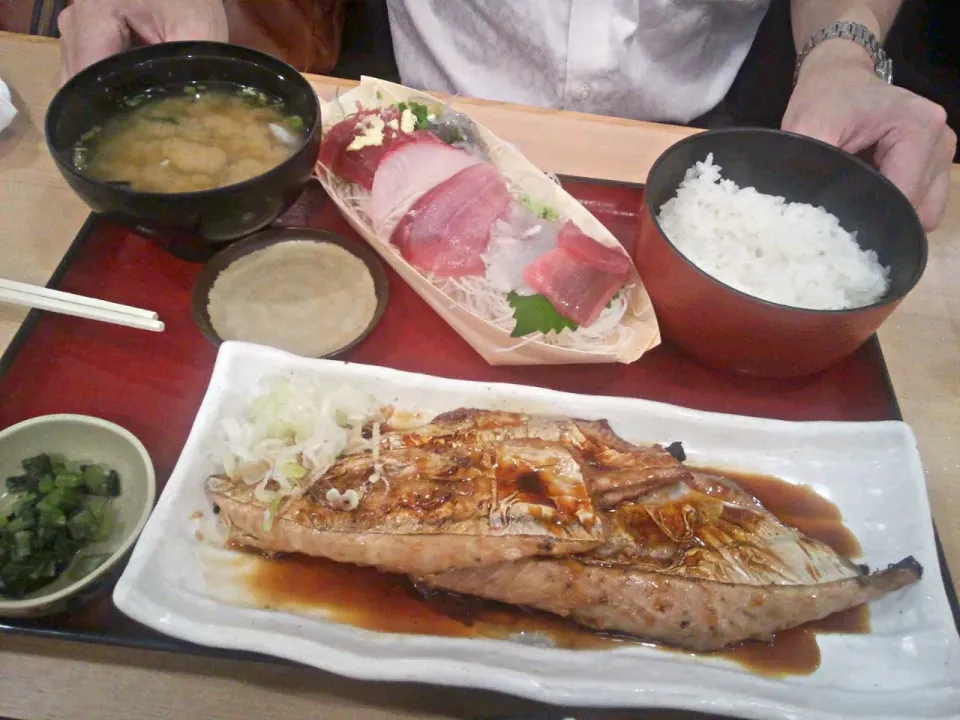 神保町・築地食堂源ちゃんの鰹照り焼き＆刺身定食|すーさん