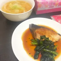 ♡. ブリの照り焼き
♡. キャベツと玉ねぎの味噌汁|るなるな☪︎さん