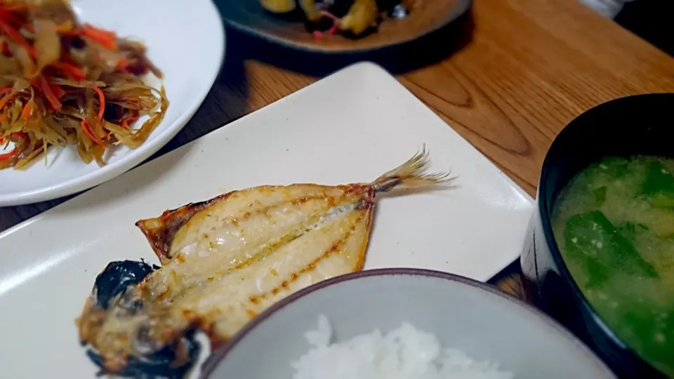 ・鯵の干物
・茄子と桜えびのにんにく炒め
・きんぴらごぼう
・小松菜の味噌汁|ようかんさん