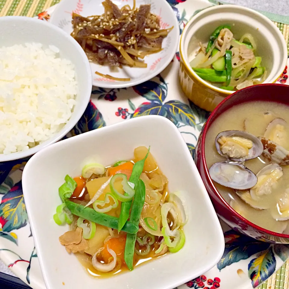 ♡肉じゃが、ごぼうと蒟蒻の甘辛炒め、アスパラベーコン炒め、あさりの味噌汁♡|miyuさん