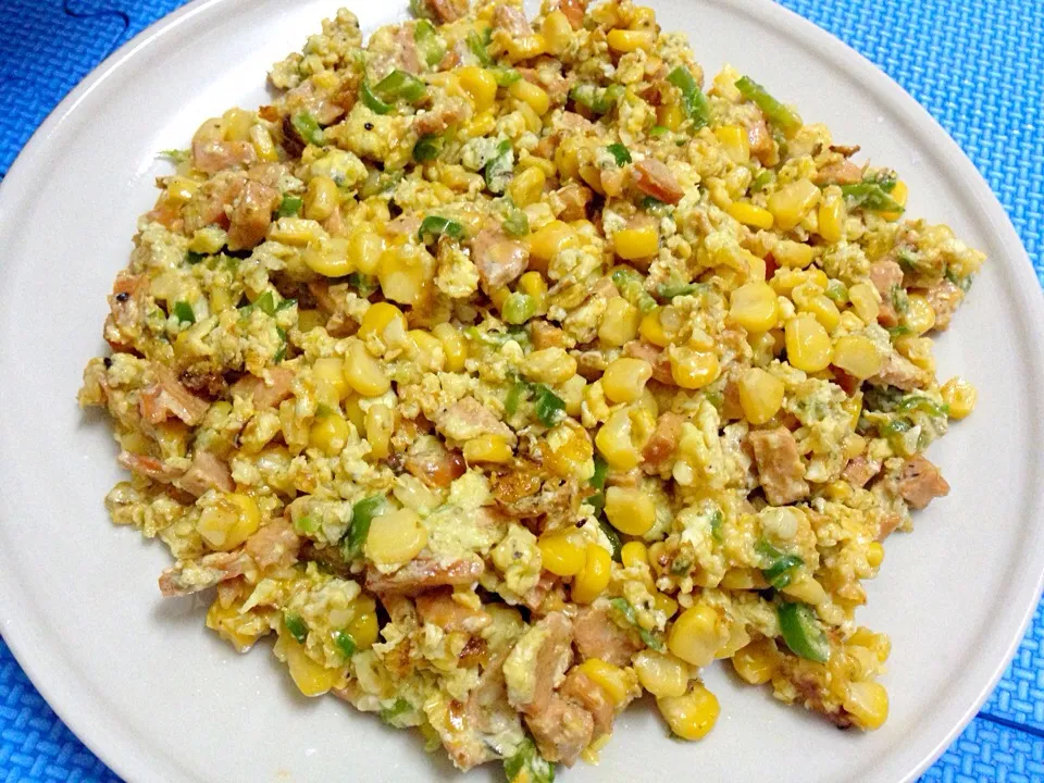 Cheesy scrambled eggs with sausage, chili peppers and sweet corn|Emmaさん