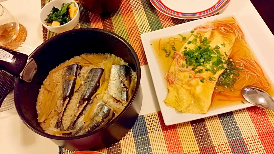 Snapdishの料理写真:今日の夕食 さんまの炊き込みご飯、和風あんかけオムレツ|pinknari🐰🌈さん