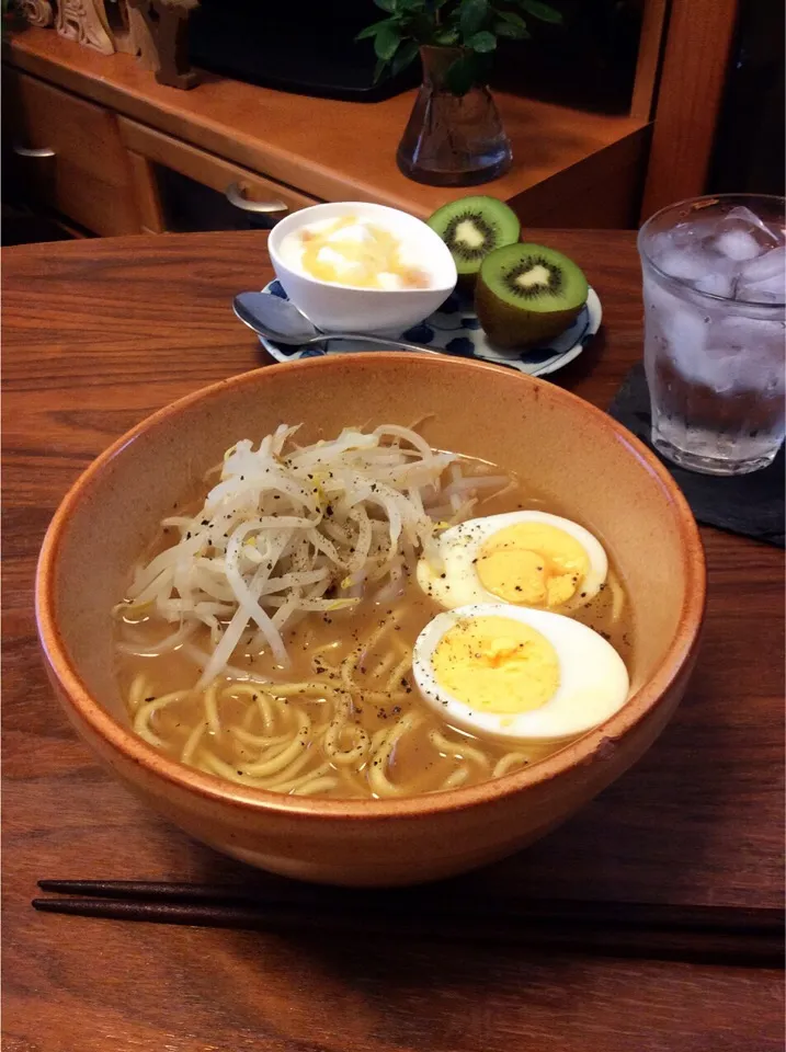 ラ王袋麺で もやし豚骨醤油ラーメン、キウイ&蜂蜜ヨーグルト 2015.9.27|キラ姫さん