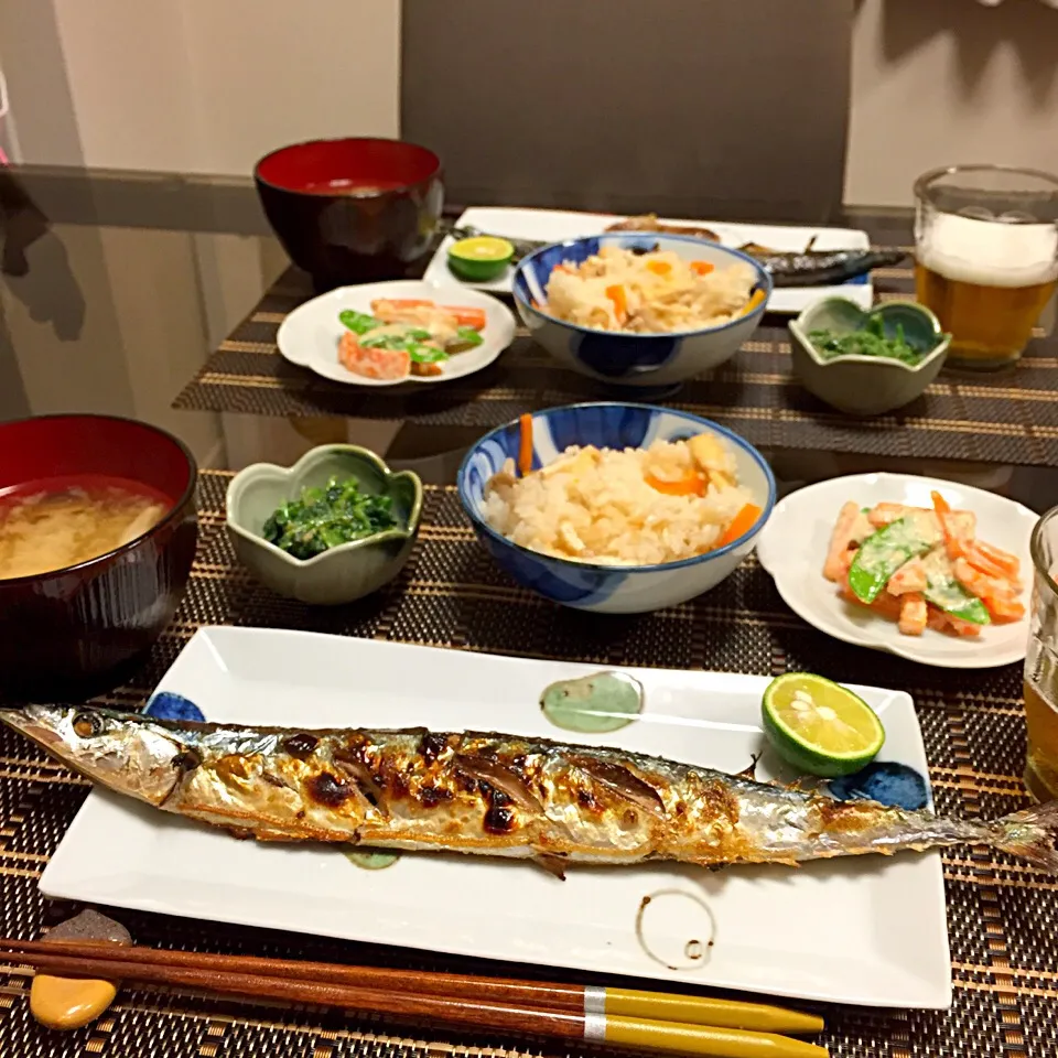 秋刀魚の塩焼き、ほうれん草のピーナッツバター和え、にんじんのごまマヨサラダ、炊き込みご飯|はらしおりさん