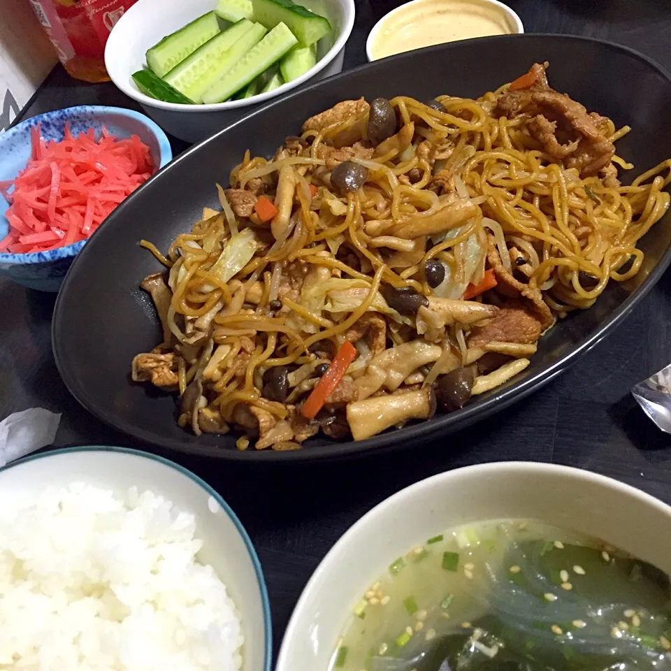 今日の晩ご飯は、きのこたっぷり焼きそば、わかめと春雨のスープ、きゅうりのマヨ怪味だれディップ。|ゆえさん