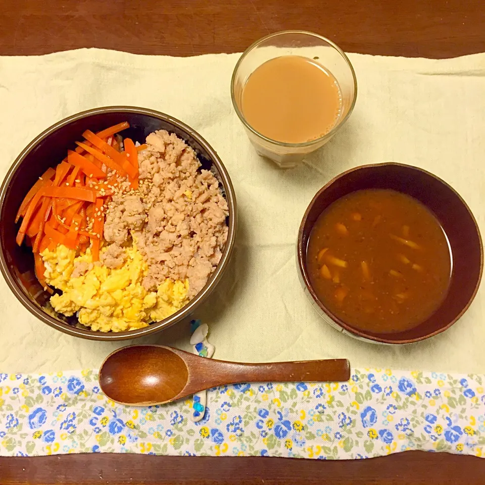 三色そぼろ丼、なめこのみそ汁、ミルクティー|Mさん