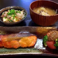 ⭐️鮭の西京焼
⭐️ブロッコリーとトマトの胡麻和え
⭐️肉豆腐
⭐️キャベツとしめじの味噌汁