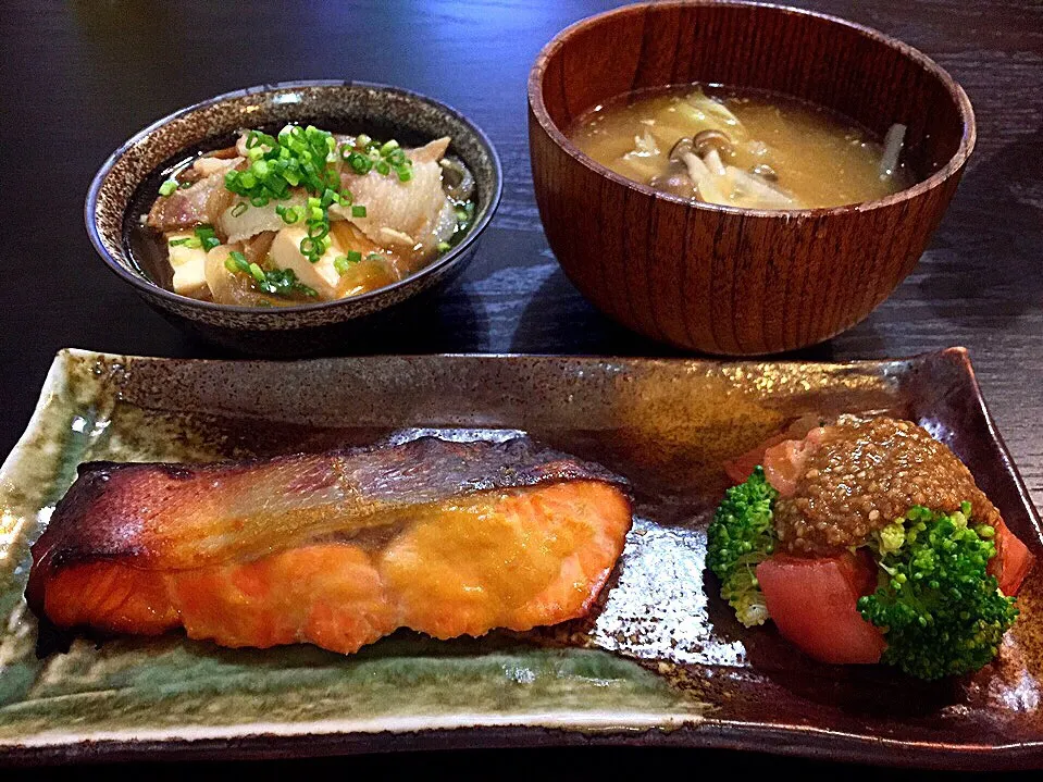 ⭐️鮭の西京焼
⭐️ブロッコリーとトマトの胡麻和え
⭐️肉豆腐
⭐️キャベツとしめじの味噌汁|よっちぃさん