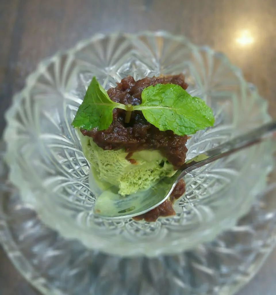 Green tea ice cream with red bean topping.|Punsharasさん