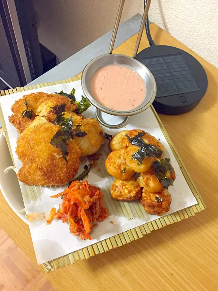 Crispy squid Chips and home made clam ball with Cajun flavor. With home made kimchi, with yogurt, sweet chilli marmalade raspberry,|Jefferson M. Macalindongさん