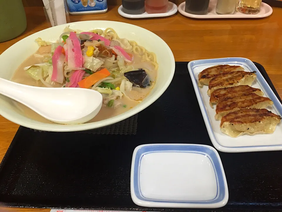 長崎ちゃんぽん麺1.5倍と餃子5個|麦汁さん