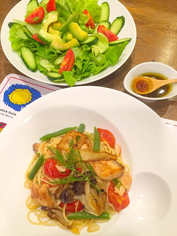 日曜日のパスタ🍝秋鮭とフレッシュトマトのペペロンチーノ🍅アボカドサラダ🍀|まみりんごさん