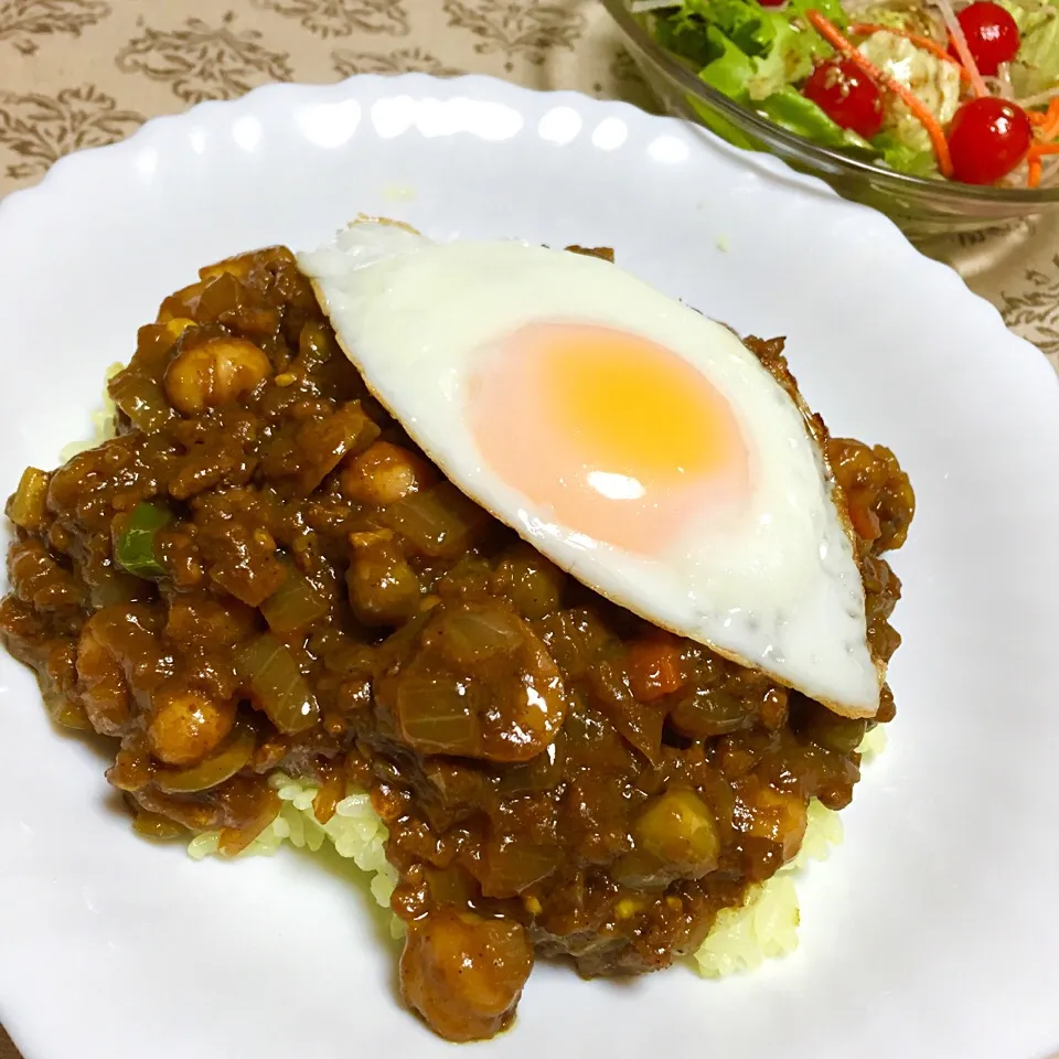 お豆たっぷりスパイシーキーマカレー目玉焼きのっけ 旦那さんの誕生日&お月見晩御飯|カウンター嬢さん