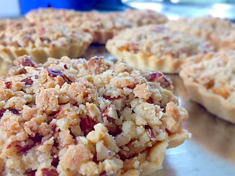 Snapdishの料理写真:Crumble Apple Pie 
by Mel's Bakery|Gerardo Corroさん