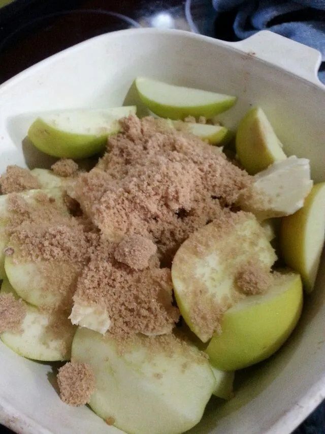 baking some apples with brown sugar and butter.|Polly Gelfusoさん