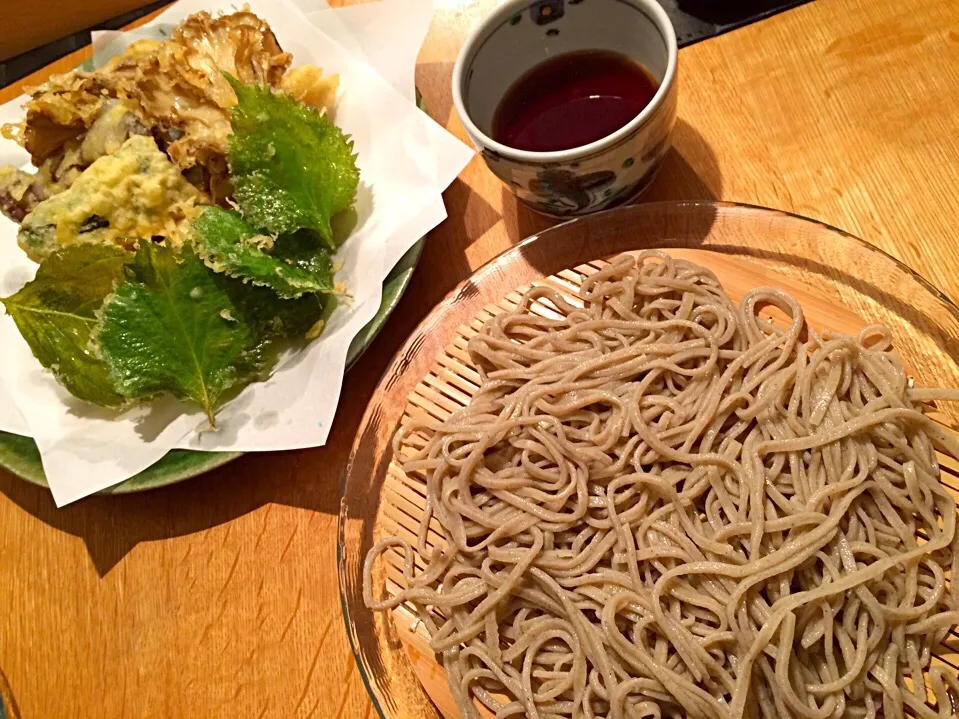 Snapdishの料理写真:愛別産の新蕎麦粉で打った十割蕎麦  ツルツルののどごしでなかなか美味しい… 自画自賛 （＾ω＾）  愛別産舞茸の天ぷらを添えて|doc3387さん